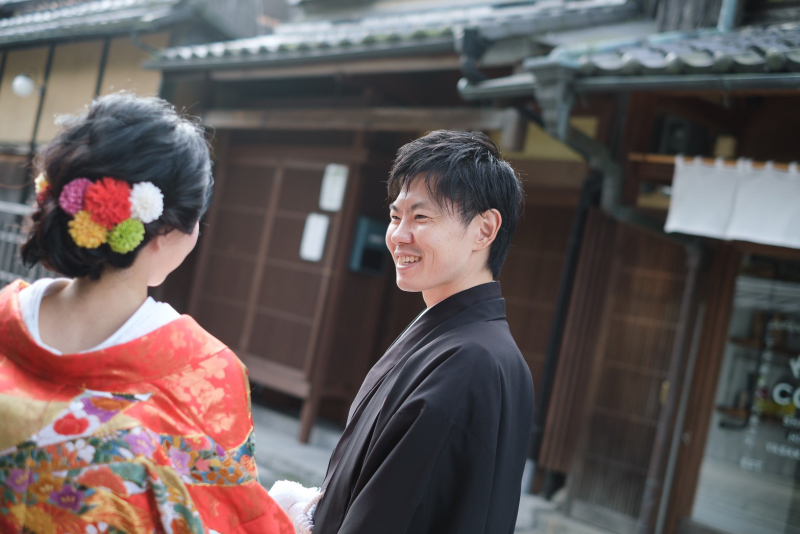 手を繋ぎながら