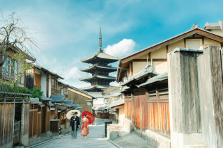 青空と八坂の塔