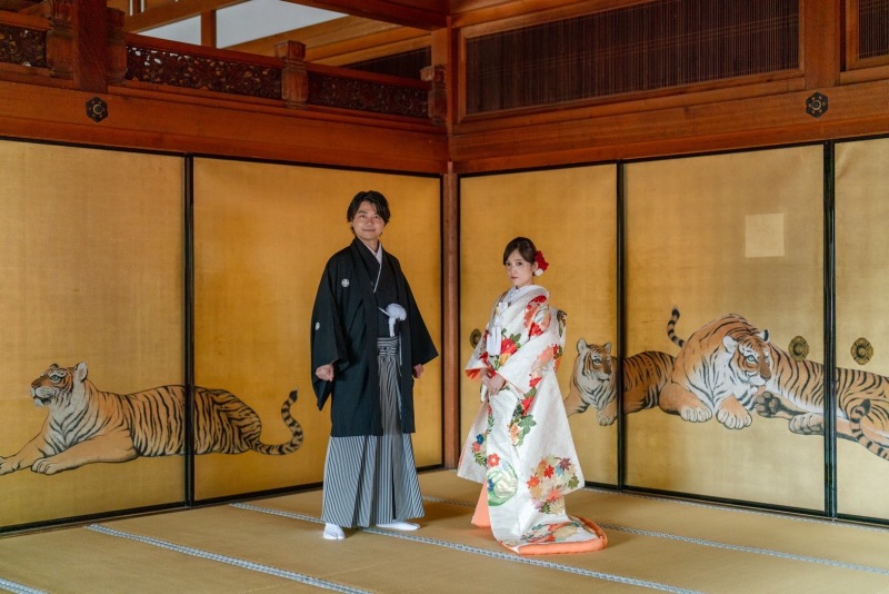 立ち姿もきまる襖絵