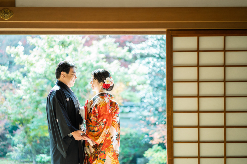 手を取り合って