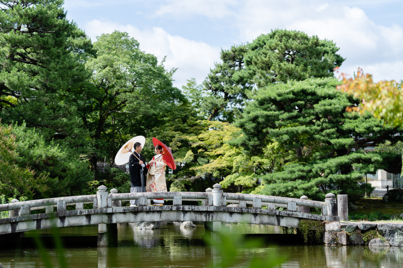 池にかかる橋と