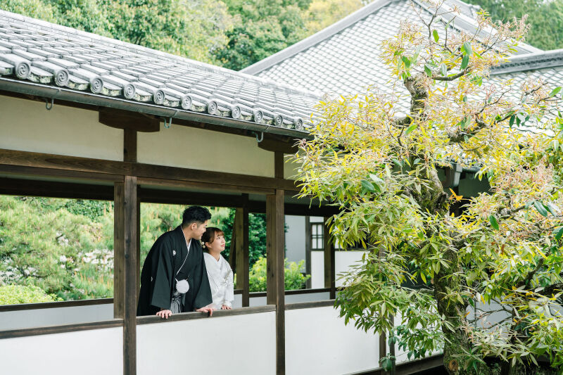 隣で