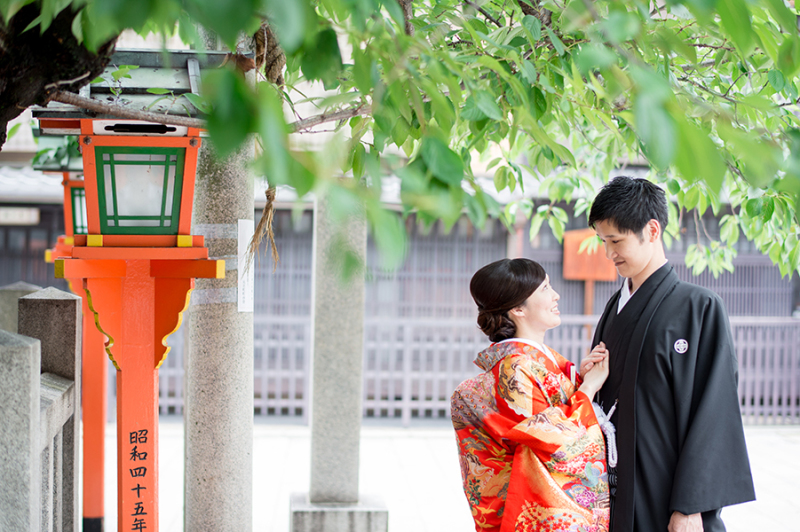 寄り添う二人、灯篭を添えて