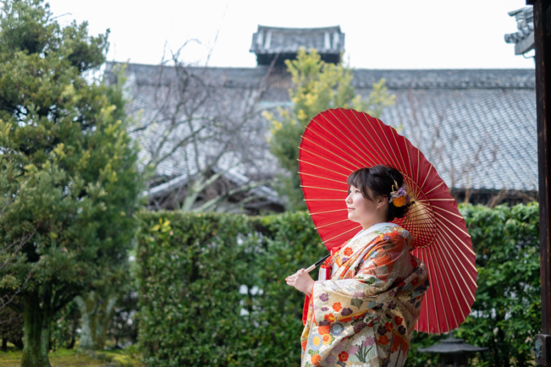 真っ赤な傘と花嫁さんと