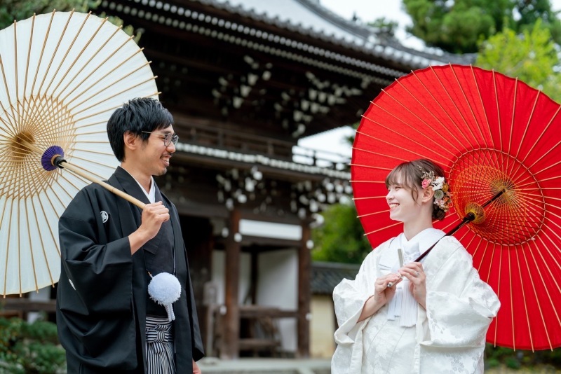 定番の和傘を持って