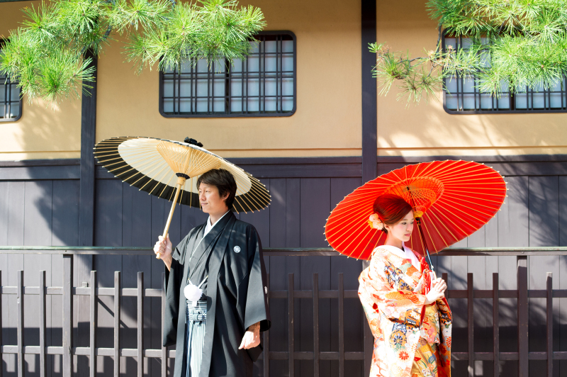素敵な場所で、和傘をもって2