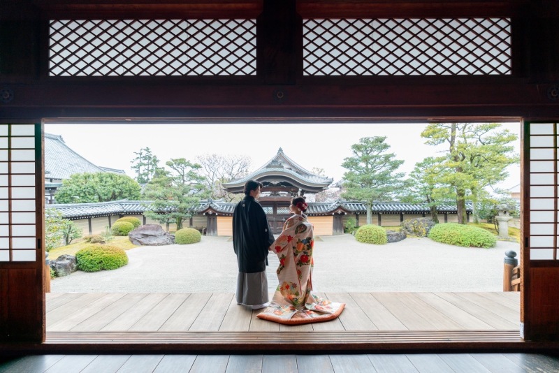 手を取り見つめ合って