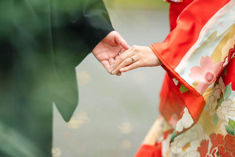 色打掛に羽織替えて