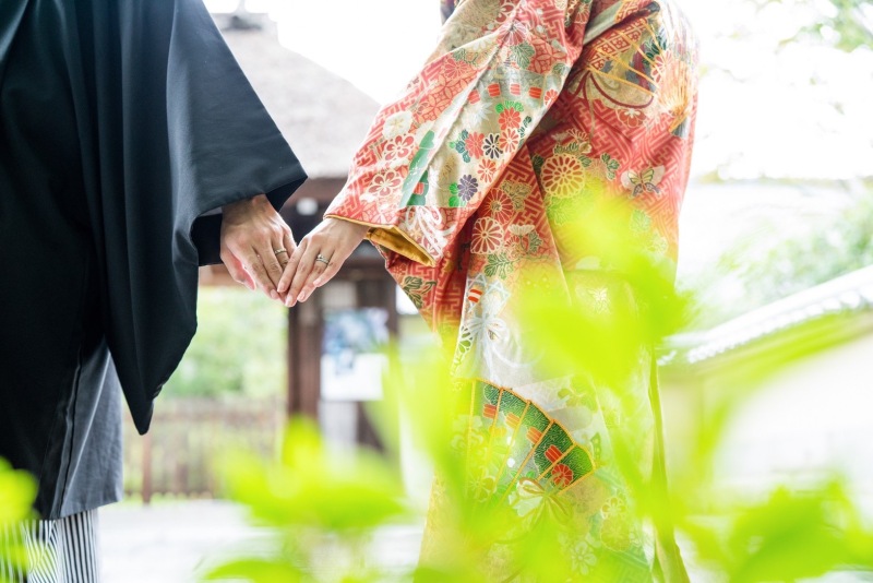 手をとり合って