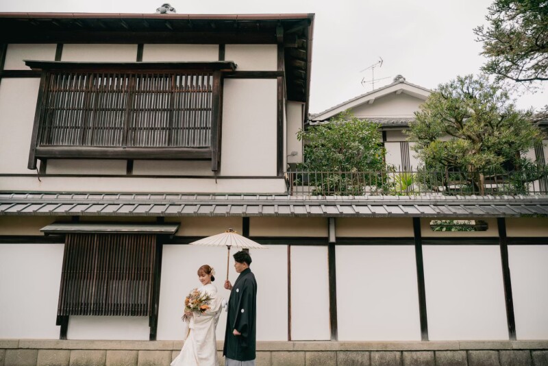 相合い傘で歩く