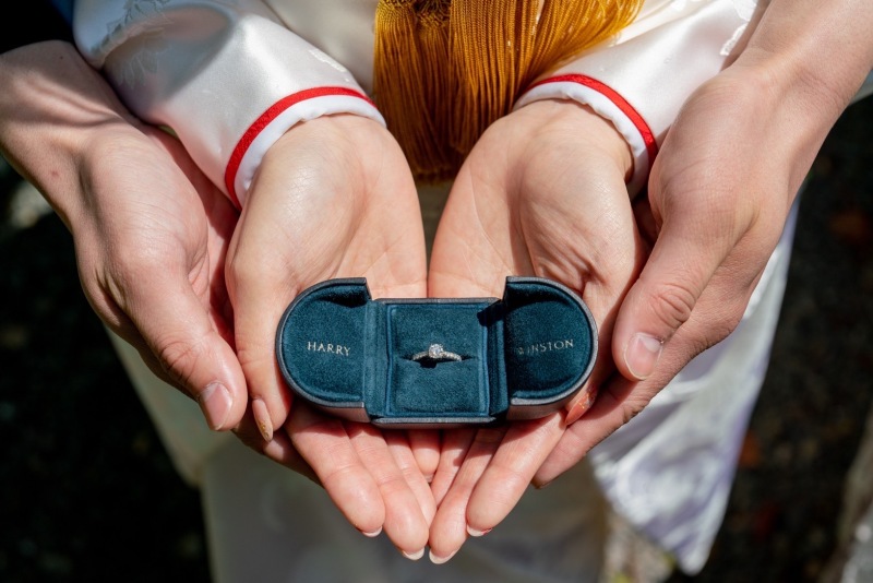 両手で包みこんで