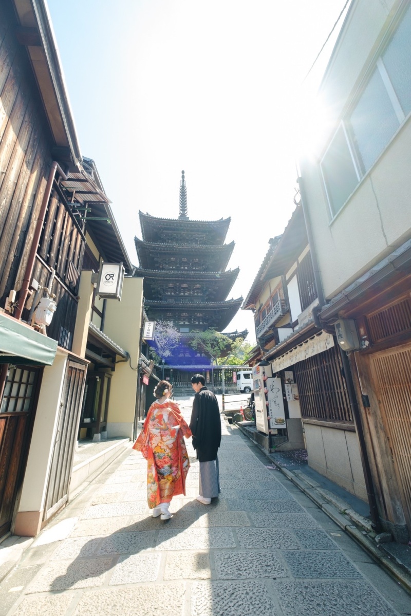 八坂の塔を見上げる