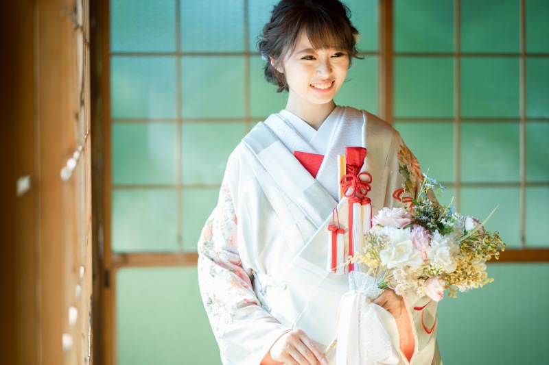 白い刺繍の色打掛