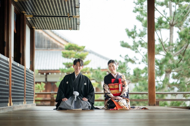 肩を寄せ合って