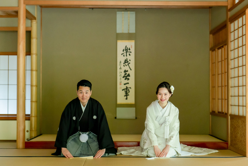 お茶室で正座を