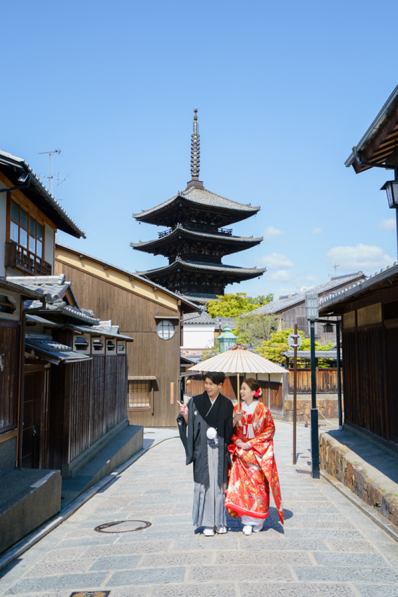 八坂の塔を背に