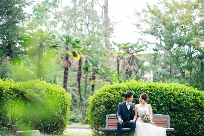 ベンチに腰掛けて