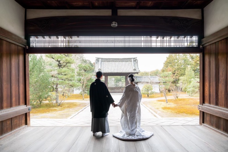 手をとり合って