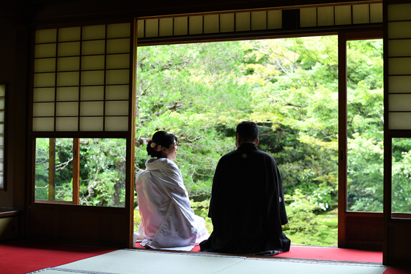 お寺の廊下にて