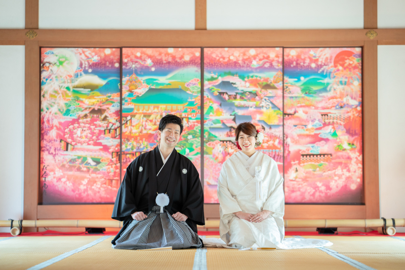 寺院で白無垢と色打掛