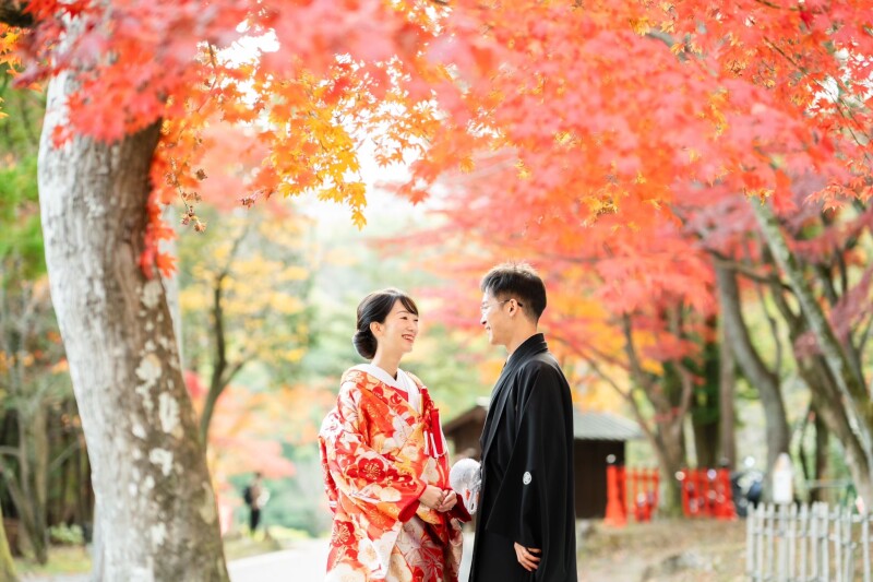 紅葉の神社で2着撮影