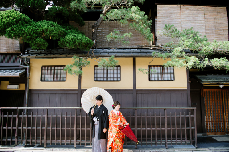 京都の町家を背景に