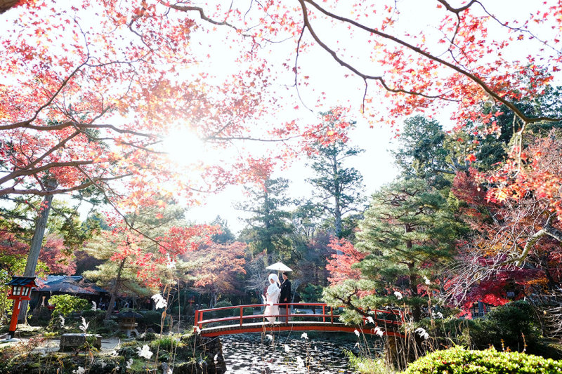 神社の静かな空気の中で前撮りを