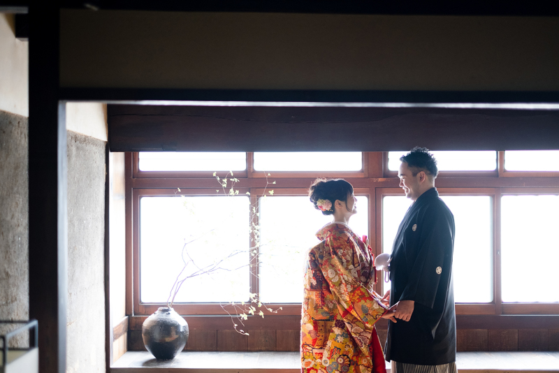 広い窓から柔らかな光