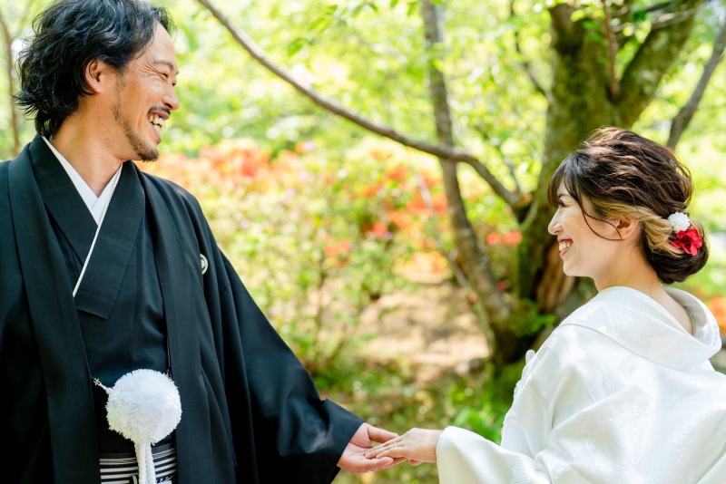 手を取り合って