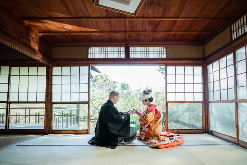 お酒を酌み交わし