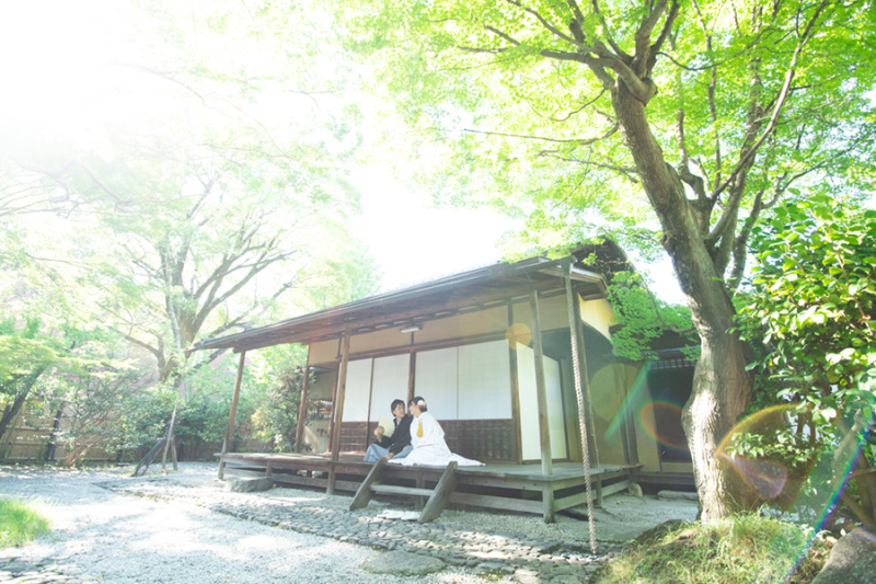 衣装もロケ地も