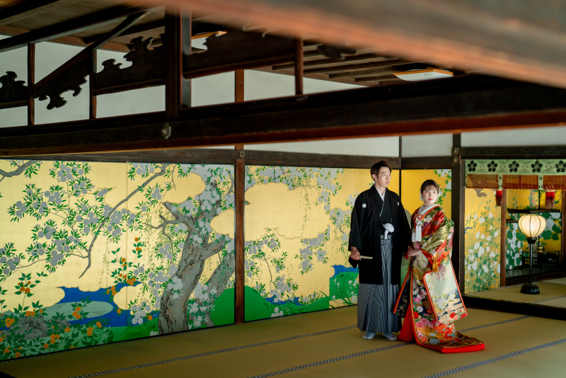 名勝庭園と金の屏風で