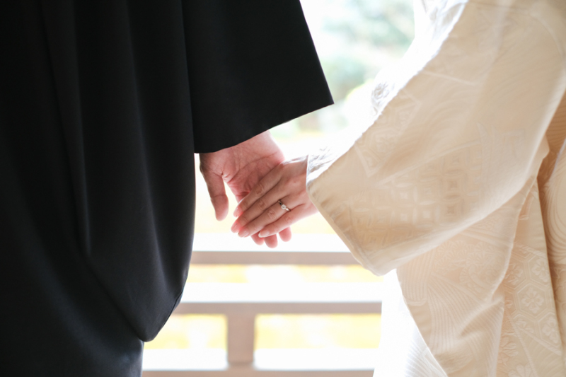 繋いだ手と手を