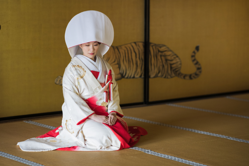 金戒光明寺の虎の間にて、新婦様正座シーンです。華やかな白無垢が金の襖絵にとても映えていて、素敵だと思います。お寺の撮影は、日本らしくて撮影していても楽しいです。