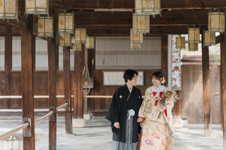 こちらも萬福寺さんでのワンシーン。色打掛と黒紋付きで、素敵な廊下を歩いているイメージ。ナチュラルなテイストで撮影していきます。