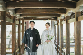  荘厳な寺院にて和装前撮り。花嫁衣裳は白無垢・色打掛の２着、花婿は紋付袴の1着。
