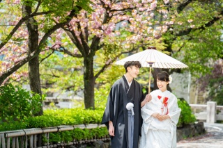 京都市内の素敵なロケーションにて「色打掛」「白無垢」「引き振袖」のうち、 1着をお選び頂いて撮影できるプランです。