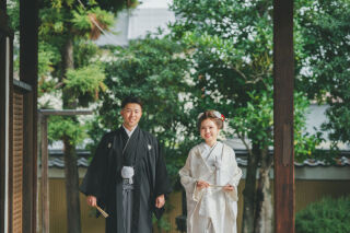 荘厳な寺院にて和装前撮り。花嫁衣裳は、白無垢・色打掛・引き振袖から１着選択、男性は黒紋付袴の1着。