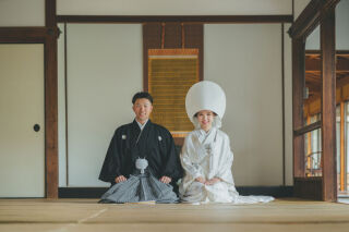 荘厳な寺院にて和装前撮り。花嫁衣裳は白無垢・色打掛の2着、花婿は黒紋付袴の1着。