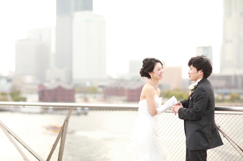 赤レンガをバックに