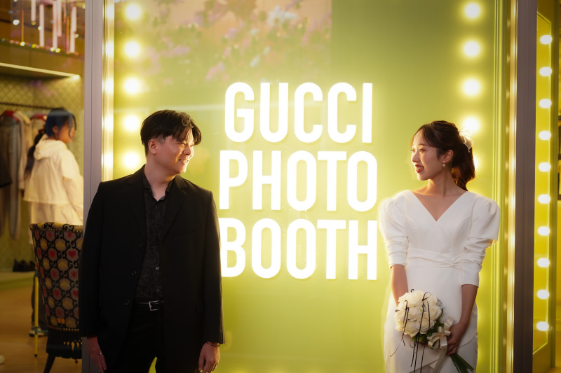 GUCCIのネオン前で