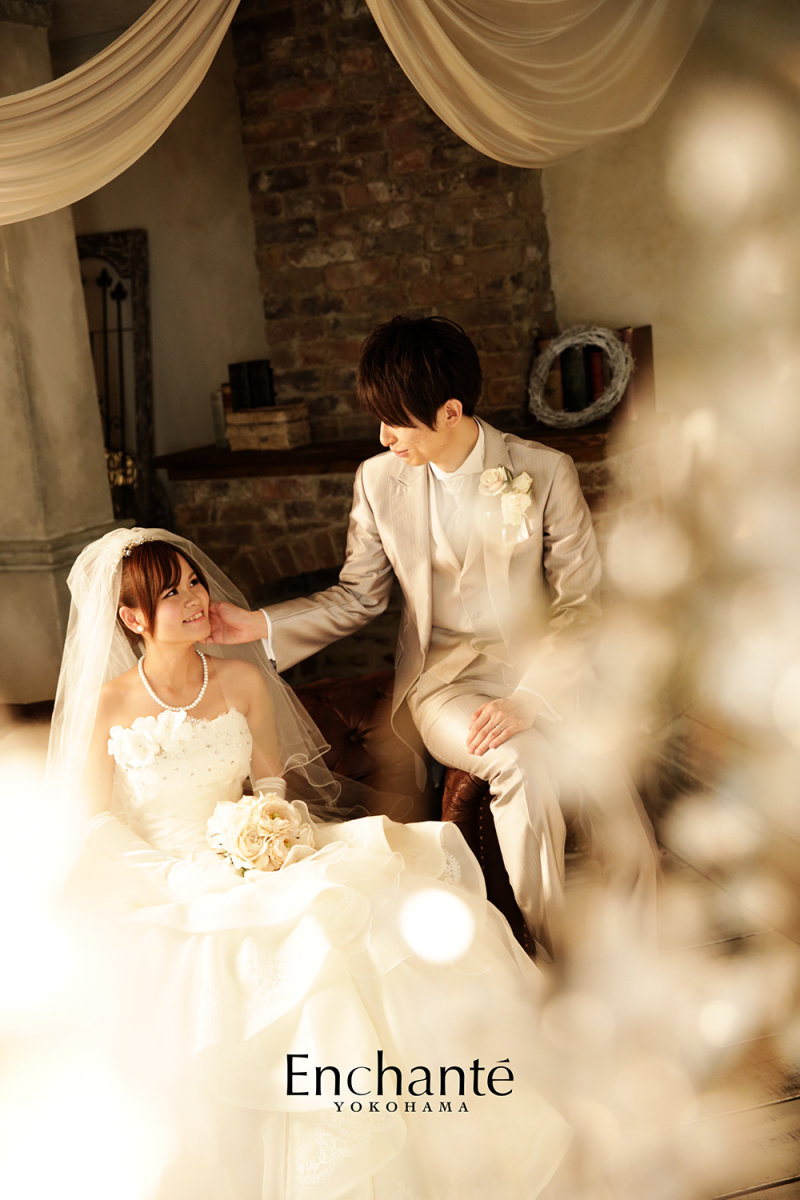 シャンデリア越しの一枚。