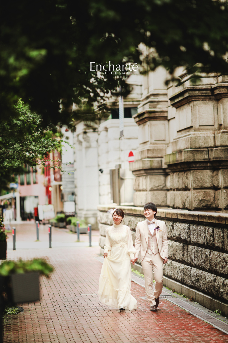 街並みの中を笑顔でお散歩