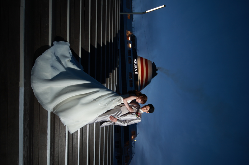 大型客船をバックに！