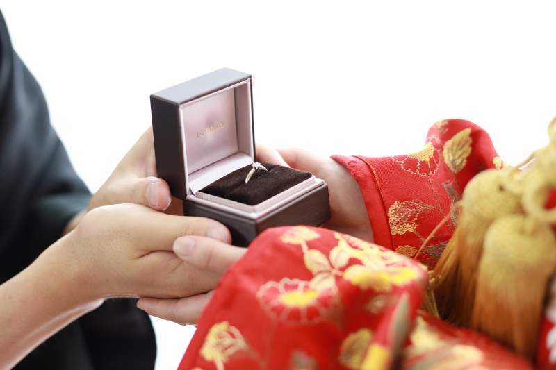 両手で包み込んで