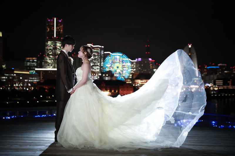 ふわっと舞ったドレスと夜景
