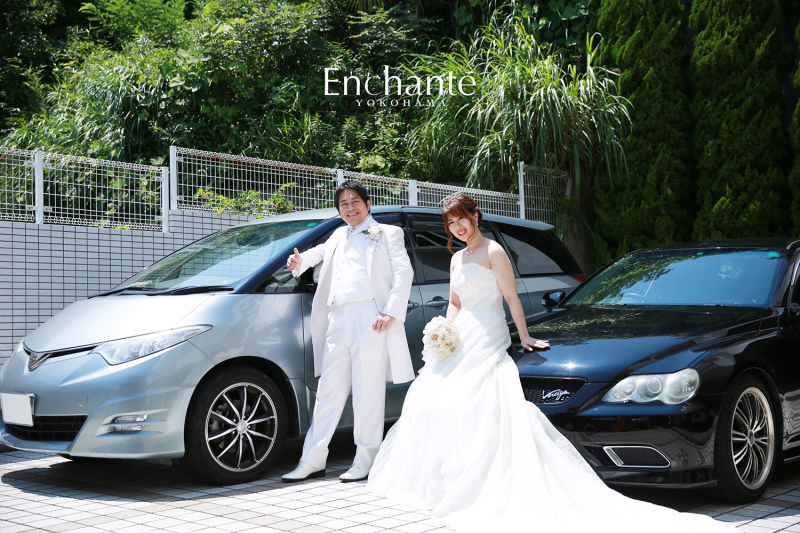 愛車と一緒にドレスで撮影