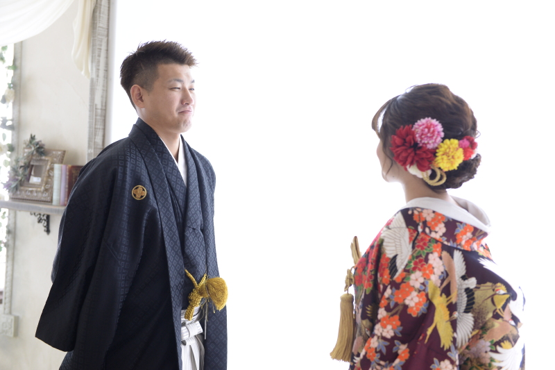 神妙な面持ちで、、
