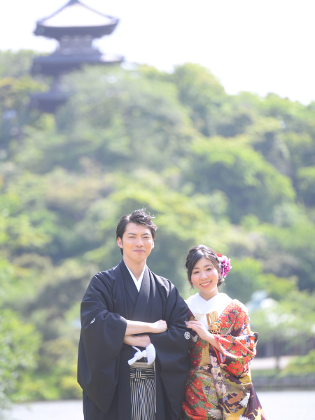 湖と三重塔をバックに