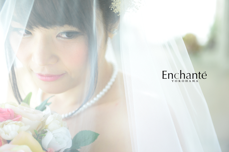 ベール越しの表情にどっきり。